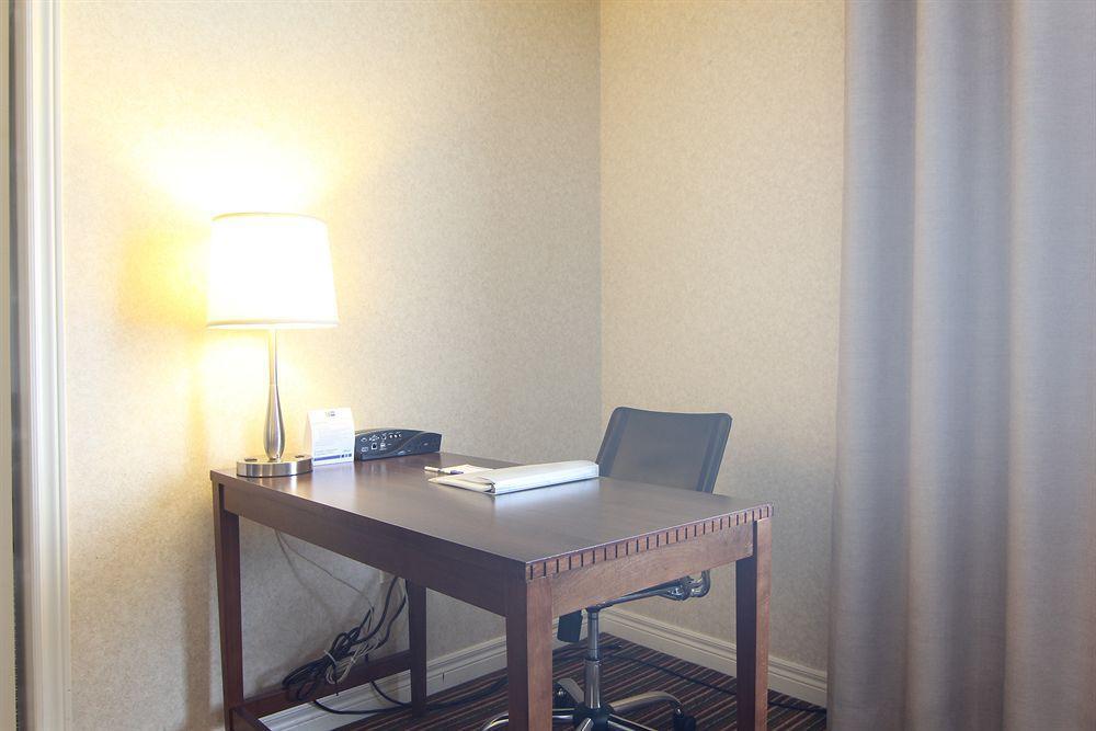 Holiday Inn Express Whitby Oshawa By Ihg Екстер'єр фото