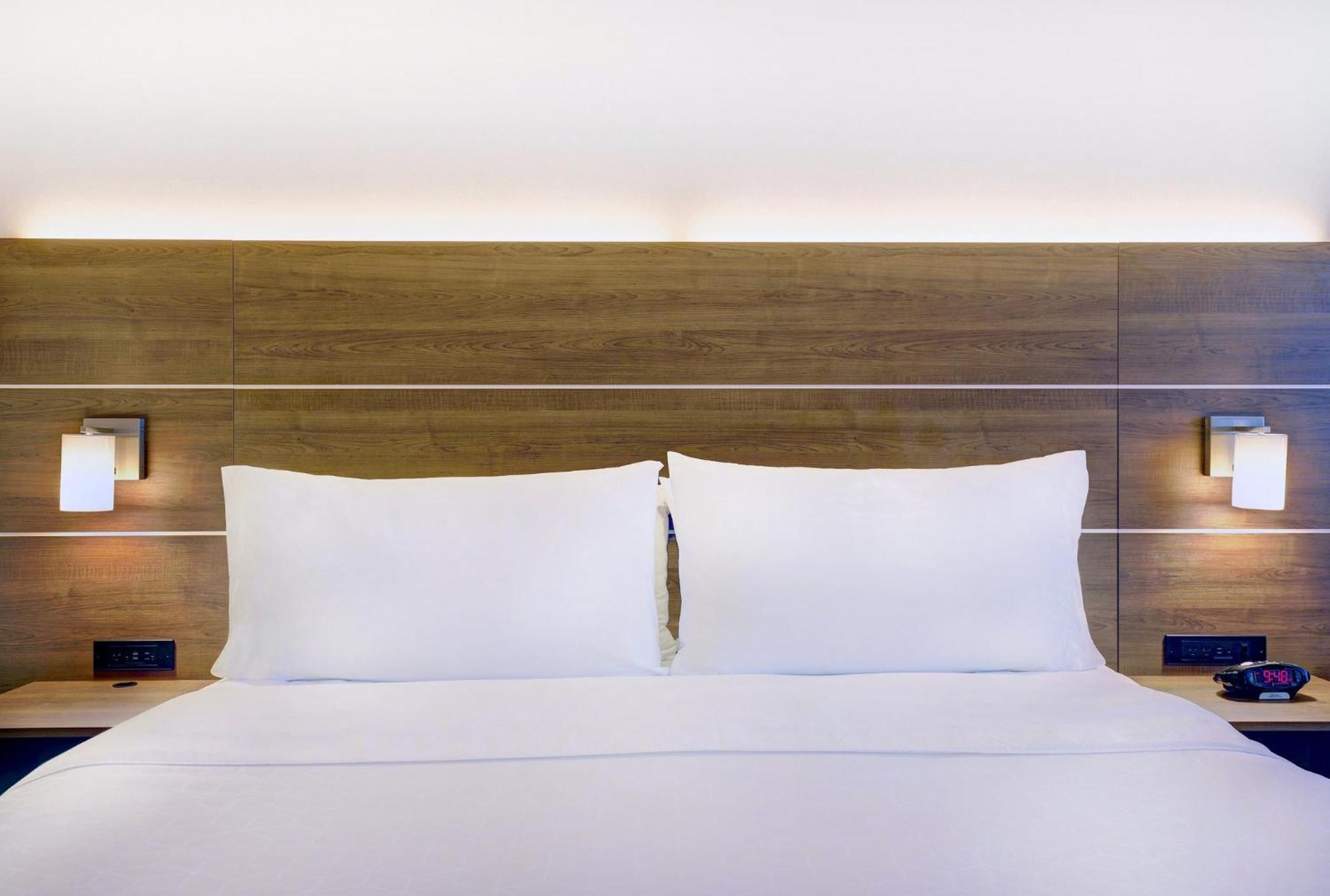 Holiday Inn Express Whitby Oshawa By Ihg Екстер'єр фото